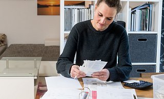 Lehrkräfte im Homeoffice: Bislang gibt es keine allgemeingültige Arbeitszeiterfassung an NRW-Schulen – auch, weil dazu genau definiert werden müsste, was außerhalb von Unterricht Arbeitszeit ist. - dpa-tmn