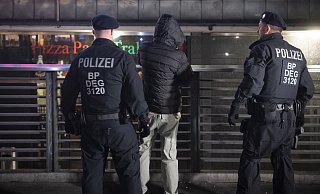 Die Bundespolizisten mussten ihr Pfefferspray einsetzen, um den wütenden Mann zu überwältigen. - Symbolfoto: dpa / Paul Zinken