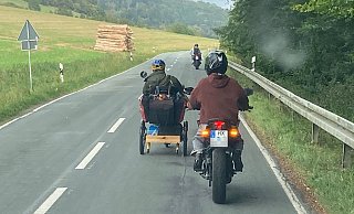 Die beiden Jugendlichen eskortieren den 86-Jährigen mit seinem leer gefahrenen E-Dreirad nach Ovenhausen. - Polizei Höxter