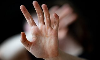 Der Vater eines Schulkindes bedroht, beleidigt und bespuckt die Mutter eines anderen: Angeblich hatte die Tochter der Geschädigten seiner Tochter die Nase gebrochen. - dpa