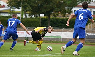 Ins Straucheln geraten: Markus Esko (r.) und der in ungewohnten gelb-schwarzen Trikots spielende SC Herford konnten sich daheim nicht gegen den VfB Schloß Holte mit Sebastian Räker (l.) durchsetzen. - Yvonne Gottschlich