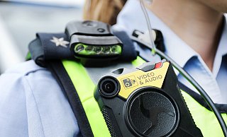 Nicht immer laufen die Bodycams der Polizisten. | Symbolbild - dpa