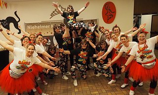 Echte Fründe stohn zesamme! In Nieheim begeisterten die Freundinnen und Freunde des Prinzenpaares mit einer tollen Tanzshow. - Josef Köhne