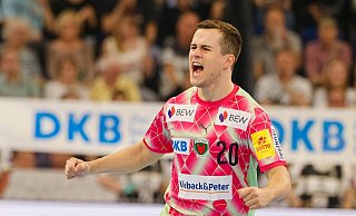 Tim Freihöfer wirft die Füchse ein Stück näher an den Titel. - Frank Molter/dpa