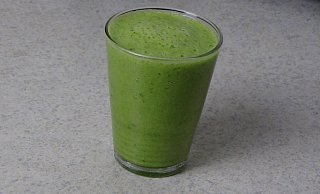 Gesund: Ein Smoothie mit Spinat, Gurke, Banane und Ananas. - Carina Glöckner
