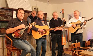 Eckardt Koch (v. l.), Bernhard Adler, Wolfgang Ramforth und Bernd Beckmann proben vor der alten Theke der ehemaligen Kneipe. - Britta Bohnenkamp-Schmidt