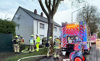 Bei einem Küchenbrand in einem Mehrparteienhaus an der Detmolder Straße wurde am Sonntagabend eine Bewohnerin leicht verletzt. - Ralph Meyer