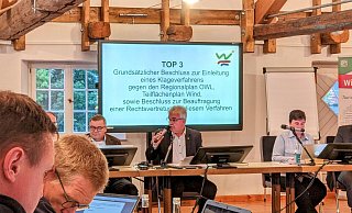 Bürgermeister Norbert Hofnagel stellt im Rat der Stadt das Vorhaben einer Klage gegen das Land zur Abstimmung. - Burkhard Battran