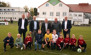 Zweiter Vorsitzender RW Haaren Christian Müller (v.l.), Bürgermeister Christian Carl, erster Vorsitzender Frank Schäfers, SSV-Vorsitzender Burkhard Fingerhut und MDL Bernhard Hoppe Biermeier gemeinsam mit den jungen Fußballern. - Johannes Büttner