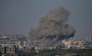Nach einem israelischen Luftangriff im Gazastreifen steigt starker Rauch auf. - Ariel Schalit/AP/dpa