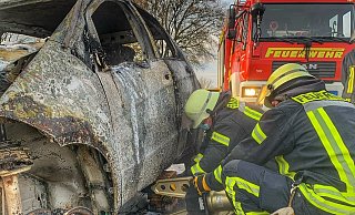 Der Fahrzeugbrand nahe Auenhausen. Der Mercedes brannte komplett aus – der Fahrer bliebt unverletzt. - FFW Brakel
