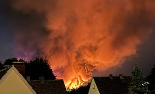 Der Brand bei Abfallentsorger Remondis in Dörentrup (Kreis Lippe) ist in der Nacht weithin sichtbar. - Sandra Hüsemann