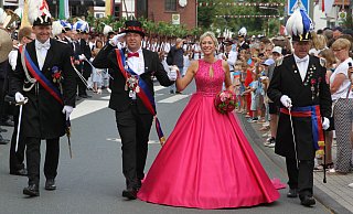 Das Königspaar Felix Pohlmann und Regina Scheike in Begleitung von Oberst Andreas Veith und Adjutant Michael Nolte beim Festumzug durch Bad Wünnenberg. - Johannes Büttner