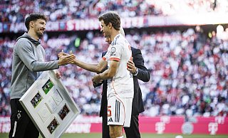 Große Ehre: Yannick Langesberg (l.), Teammanager von Erstligist Borussia Mönchengladbach und früherer Profi des SC Verl, überreicht Bayern-Legende Thomas Müller (r.) anlässlich dessen letzten FCB-Heimspiels ein Präsent. - Lena Ullrich/Borussia Mönchengladbach