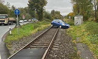 Ein Kleinwagen blockiert die Gleise neben der Bundesstraße 64. - Polizei