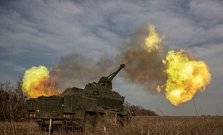 Eine ukrainische 152-mm-Panzerhaubitze Dana feuert auf russische Stellungen in der Region Donezk. - Roman Chop/AP/dpa