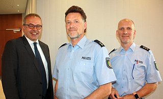 Behördenleiter Dr. Ralf Niermann, Kriminaloberrat Thomas Hochhaus und der Abteilungsleiter Polizei, Polizeidirektor Mathias Schmidt (v.l.n.r.), freuen sich auf die gemeinsame Zusammenarbeit. Foto: Polizei Minden-Lübbecke - Eike J. Horstmann