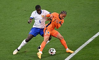 Xavi Simons (r) und die Niederländer trennten sich von den Franzosen um Dayot Upamecano torlos. - Robert Michael/dpa