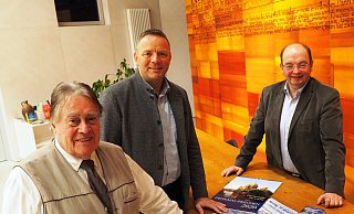 Der Landtagsabgeordnete Matthias Goeken (m.), Komponist Walter Steffens (l.) und Hans Hermann Jansen (r.) planen die Uraufführung für das Jubiläum vom Kloster Corvey und die Landesgartenschau.  - Josef Köhne