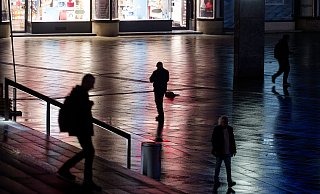 Nicht nur auf der Straße fühlen sich viele Frauen unsicher. (Symbolbild) - Henning Kaiser/dpa
