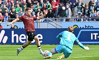 Hannovers Benjamin Källman scheitert an Bielefelds Torwart Jonas Kersken. - Swen Pförtner/dpa Hannovers Benjamin Källman scheitert an Bielefelds Torwart Jonas Kersken. - Swen Pförtner/dpa