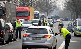 Der Verkehr auf der Marienfelder Straße musste zwischenzeitlich von der Polizei geregelt werden. - Andreas Frücht