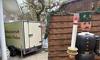 In diesen Kühlwagen des Bratwurststandes auf dem Linnenbauerplatz (l.) wurde eingebrochen. - Matthias Bungeroth