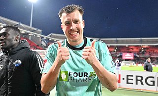 SCP-Keeper Pelle Boevink reckt nach dem Sieg in Nürnberg die Daumen in die Höhe. Der Niederländer war einer der Garanten für den Erfolg im Frankenland. - Imago Images/Sportfoto Zink