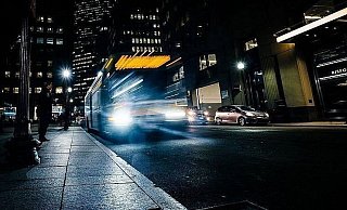 Viele Nachtschwärmer nutzen den Nachtbus, um schnell, kostengünstig und vor allem angstfrei nach Hause zu gelangen. Für zwei junge Frauen aus Hövelhof entpuppte sich der Heimweg jedoch als Schreckensfahrt. - Pixabay (Symbolbild)
