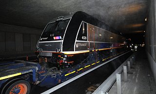 Knappe fünf Zentimeter bleiben auf der B 7 unter der Warburger Bahnhofsstraße bis zum Brückenbeton. - Hubert Rösel Knappe fünf Zentimeter bleiben auf der B 7 unter der Warburger Bahnhofsstraße bis zum Brückenbeton. - Hubert Rösel