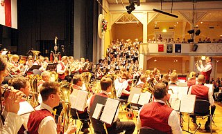 Das Stahler Blasorchester (vorn) beim Gemeinschaftsspiel mit zusammen über 150 Musikern. - Burkhard Battran