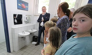 Bei der Ortsbesichtigung waren auch Bürgermeister Andreas Hüffmann und Schulamtsleiter Uwe Schröder mit dabei. - Björn Kenter