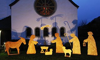Vom Einbruch der Dunkelheit bis in den späten Abend werden die Figuren vor der evangelischen Kirche in Altenbeken angestrahlt. - Kurt Blaschke