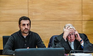 Der wegen Mordes im Nimani-Prozess angeklagte Hüseyin A. mit seinem Strafverteidiger Gerhard Strate im Bielefelder Landgericht. Wird ihm die gefundene Waffe vor Gericht zum Verhängnis? - Paul Brinkmann Der wegen Mordes im Nimani-Prozess angeklagte Hüseyin A. mit seinem Strafverteidiger Gerhard Strate im Bielefelder Landgericht. Wird ihm die gefundene Waffe vor Gericht zum Verhängnis? - Paul Brinkmann