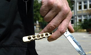 Die Polizei stellte unter anderem ein verbotenes Butterfly-Messer sicher. - dpa/dpaweb