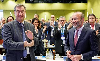 Manfred Weber steht neben Bayerns Ministerpräsident Markus Söder (CSU) bei der CSU-Delegiertenversammlung zur Europawahl in Nürnberg. - Daniel Karmann/dpa