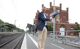 An den Gleisen des Warburger Bahnhofes freut sich Landtagsabgeordneter Matthias Goeken (CDU), dass die Bahn im Sommer mehr ICE-Züge in deutsche Urlaubsregionen anbieten wird.  - Dieter Scholz