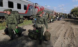Russische Rekruten auf einem Bahnhof in Prudboi in der Region Wolgograd. - AP/dpa