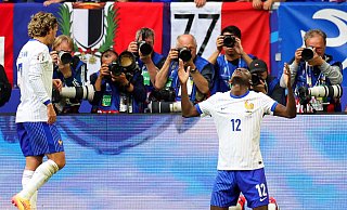 Die Franzosen um Randal Kolo Muani (r) und Antoine Griezmann erreichten das Viertelfinale. - Rolf Vennenbernd/dpa