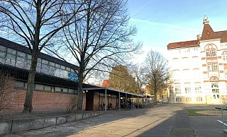 Die neue Grundschule Gellershagen ist aktuell in der ehemaligen Gutenbergschule (r.) untergebracht. Das Dach der Sporthalle (l.) ist „der Bauzeit entsprechend“ mit Welleternitplatten eingedeckt. Die enthalten Asbestfasern. - Ivonne Michel