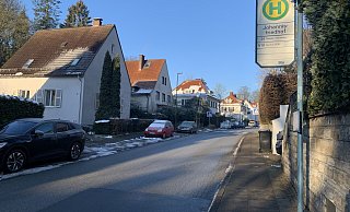 Während der "mindestens acht monatigen" Umbauphase im Johannistal müssen der Busverkehr (Linie 24) umgeleitet und Ersatzhaltestellen eingerichtet werden. Alle insgesamt 27 Parkplätze fallen dann dauerhaft weg. - Ivonne Michel Während der "mindestens acht monatigen" Umbauphase im Johannistal müssen der Busverkehr (Linie 24) umgeleitet und Ersatzhaltestellen eingerichtet werden. Alle insgesamt 27 Parkplätze fallen dann dauerhaft weg. - Ivonne Michel