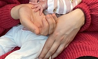 Das kleine Mädchen in den Armen seiner Mutter. - Matthias Bungeroth