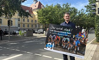 Christian Forner an der Stelle in Sichtweite des Rathauses, wo die erste Etappe der Lidl Deutschland-Tour am 21. August enden wird. - Matthias Bungeroth