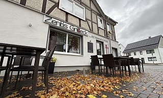 Bei "Zentins Grilleck" in Dalhausen wird die letzte Wurst gebraten. Dann ist Schluss, zumindest mit dem klassischen Imbiss. - Nicole Fischer