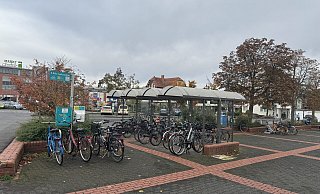 An dieser überdachten Bushaltestelle auf dem Marktplatz in Verl im Kreis Gütersloh nahe des ehemaligen Verler Bahnhofs hat sich das Opfer oft aufgehalten. - Wolfgang Wotke