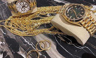 Das Archivbild zeigt klassischen Goldschmuck und wertvolle Uhren. Solche Werte werden von den Ankäufern oft bei älteren Menschen vermutet, die Pelze besitzen. - Christian Bröder