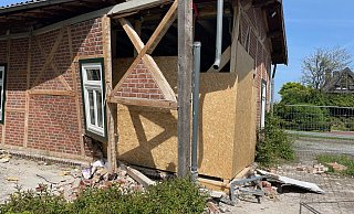 Von rechts kommend krachte der Jugendliche mit einem Audi in die Hauswand. Die Fassade des ehemaligen Bahnhofsgebäudes wird abgestützt, der Unfallort ist eingezäunt. Es besteht Einsturzgefahr. - Sandra Spieker