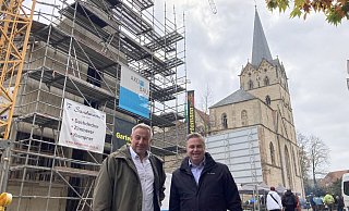 Archäologe Matthias Wemhoff (l.) und Bürgermeister Tim Kähler zeigten sich am Rande des Richtfestes vom Fortgang der Bauarbeiten am Historischen Fenster am Münster beeindruckt. - Matthias Bungeroth