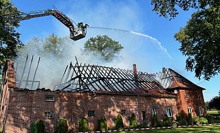 27. August 2024 - bei einem zerstörerischen Dachstuhlbrand auf dem Hof Schmäling in Gütersloh werden Wohnhaus und Deele zerstört. Rund 100 Feuerwehrleute sind beim Großeinsatz mit den Löscharbeiten beschäftigt. - Christian Bröder
