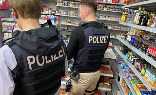 Mitarbeiter von Zoll, Polizei, Ordnungsamt, Steuerfahndung und Lebensmittelüberwachung waren am Freitagabend in Gütersloh unterwegs. - Symbolfoto/Christian Bröder